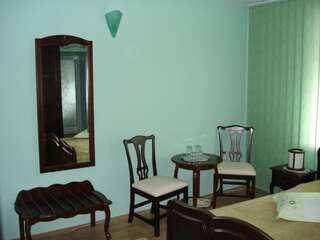 Гостевой дом Pensiunea Fines Paşcani Двухместный номер с 1 кроватью и балконом или террасой-2